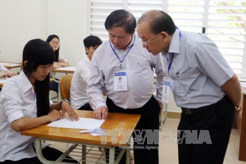Tập huấn cho cán bộ coi thi ngay trong ngày làm thủ tục của thí sinh